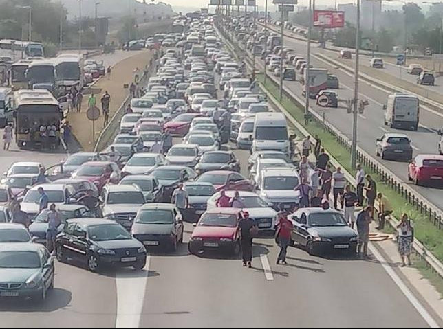 (FOTO) POLICIJA ODBLOKIRALA AUTOPUT NA GAZELI! Kreteni sa osam automobila pokušali da zaustave saobraćaj kod Sava centra! 